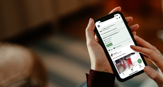 Boende läser föreningens nyheter i BRF-appen Boappa.